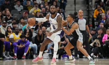 开云体育最新网址-紫金生涯起伏巨大 假如詹皇18年没有选择湖人？